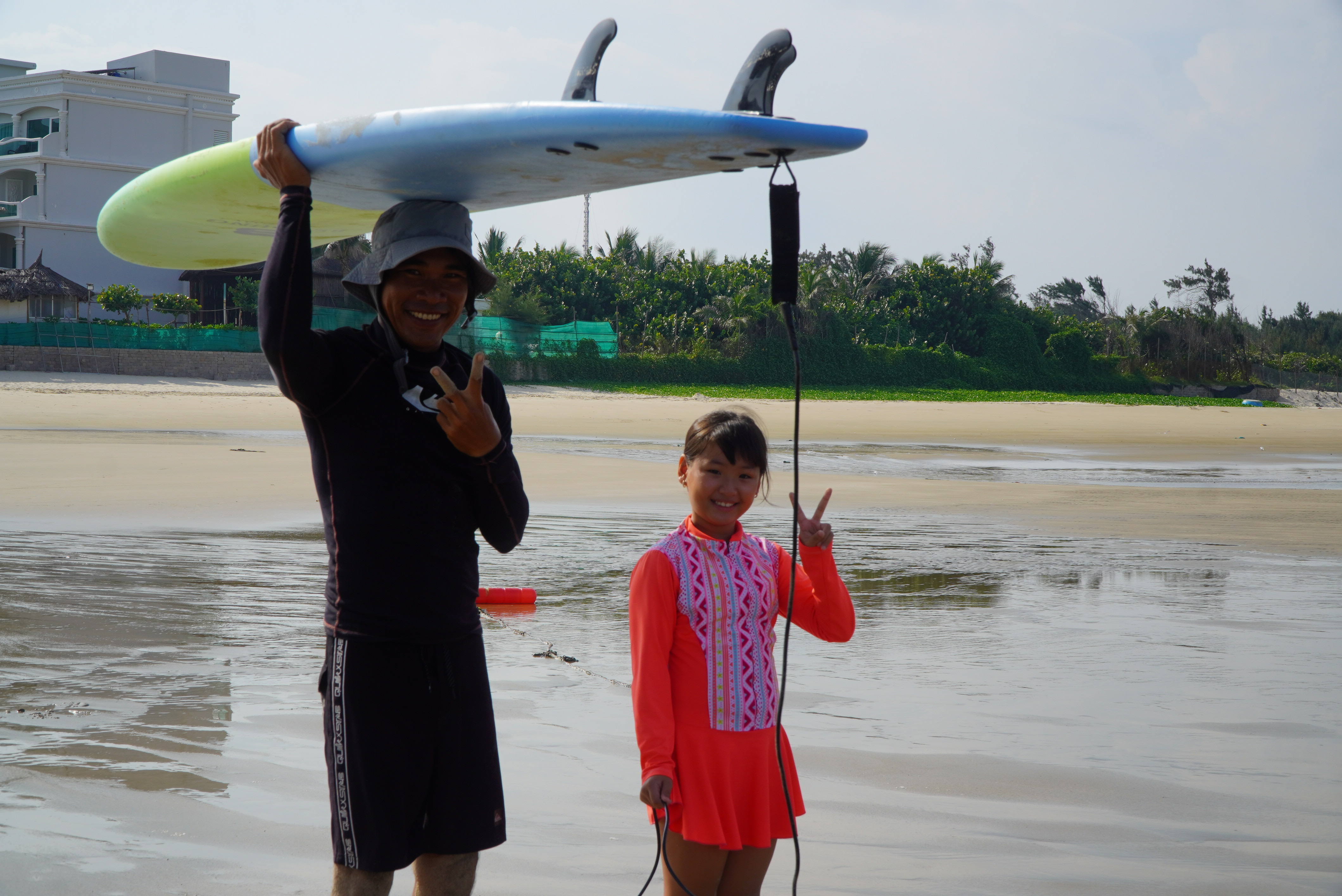 Trẻ con học lướt sóng